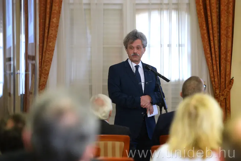 M&aacute;tyus L&aacute;szl&oacute; &Aacute;OK d&eacute;k&aacute;n